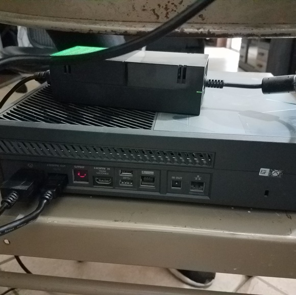 XBOX ONE S 1TB Limited Edition Halo 5 Console. - Picture 3 of 5